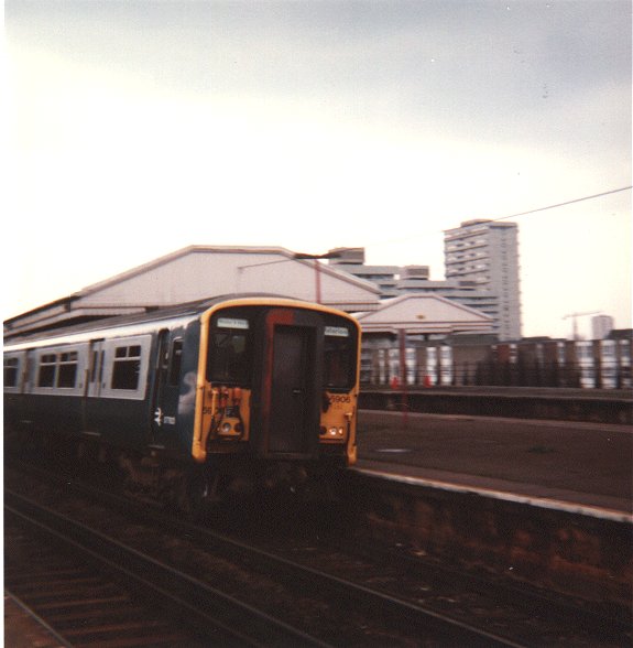 5906 in Blue/Grey at Clapham Junction.